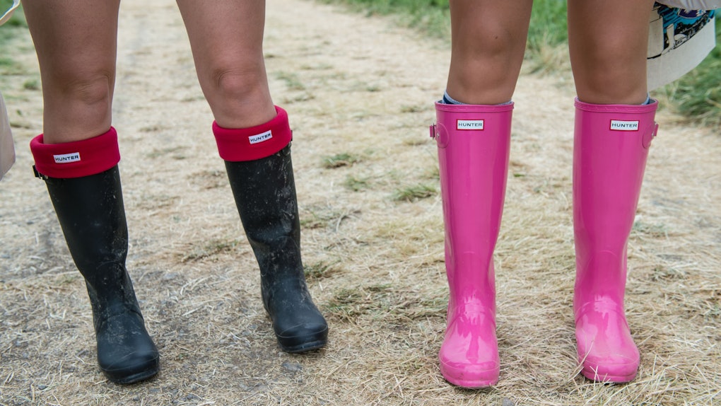 Inexpensive Hunter Boot Dupes That You Ll Want To Wear Rain Or Shine