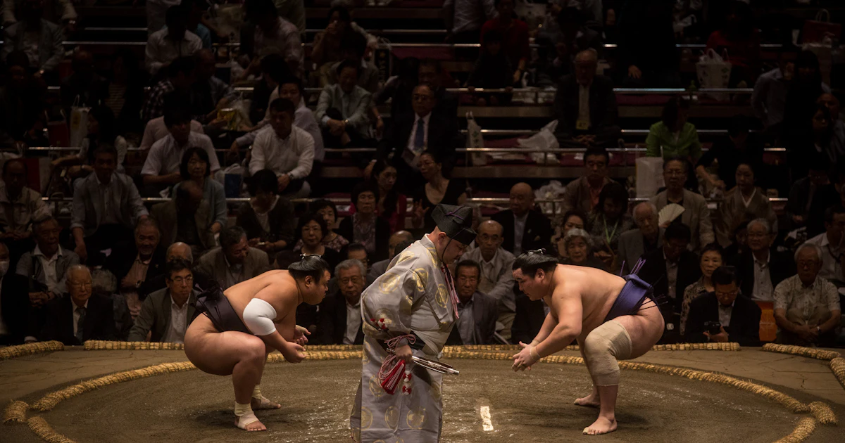 Sumo Rng Sumo Rings Bar Women — Even Nurses Trying To Help In An Emergency