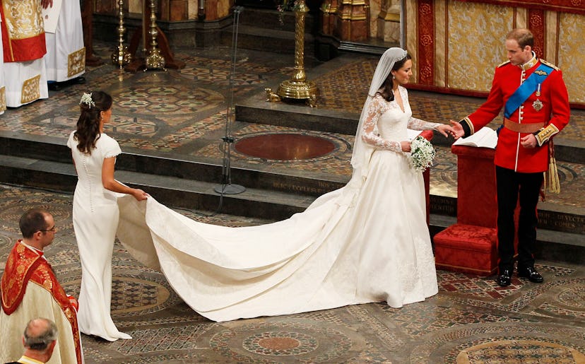 In her wedding dress, Princess Kate took the prince's William hand