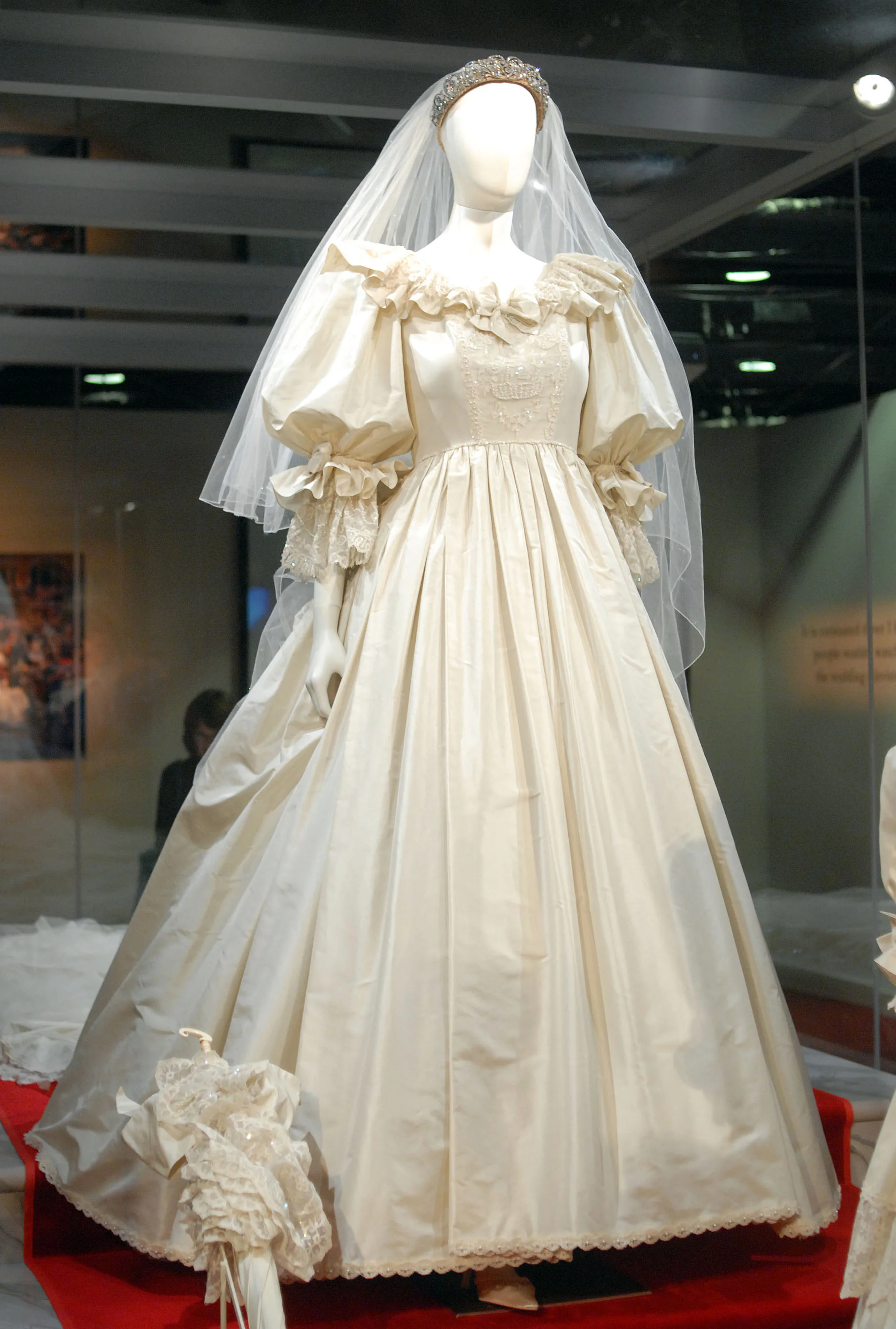meghan markle princess diana wedding dress Meghan Markle's Wedding Dress Vs. Princess Diana's Wedding Dress: Here's  How The Two Stack Up
