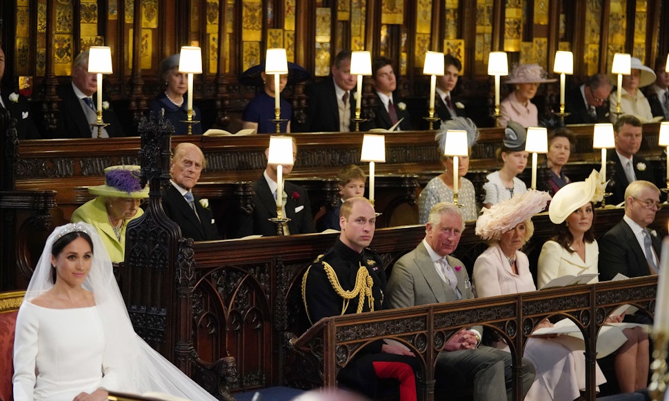 Hoàng tử William ngồi cạnh một chiếc ghế trống trong suốt lễ cưới của em trai, cư dân mạng nhanh chóng tìm hiểu lý do - Ảnh 2.