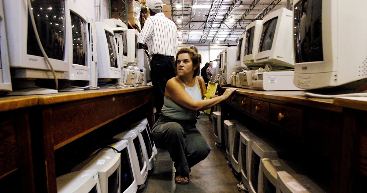 Computer Operator 90s 23 Things We Loved About '90s Computers, from Oregon Trail to Encarta 95