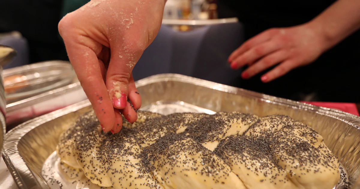 Can You Eat Poppy Seeds While Pregnant? A Drug Expert Explains The Risks