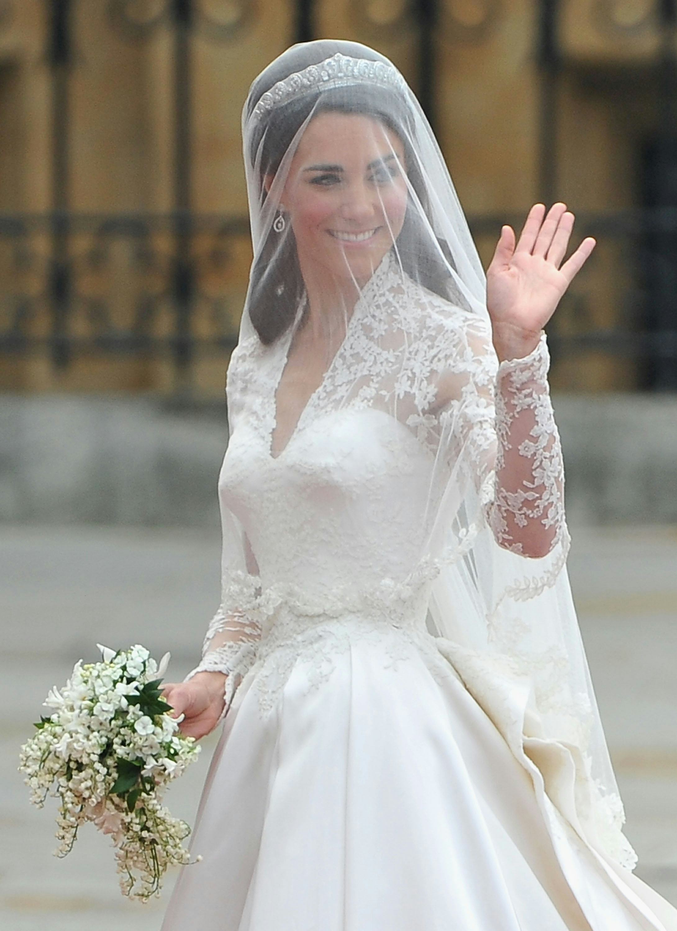 4 Photos Of Kate Middleton S Wedding Dress That Ll Pump You Up For