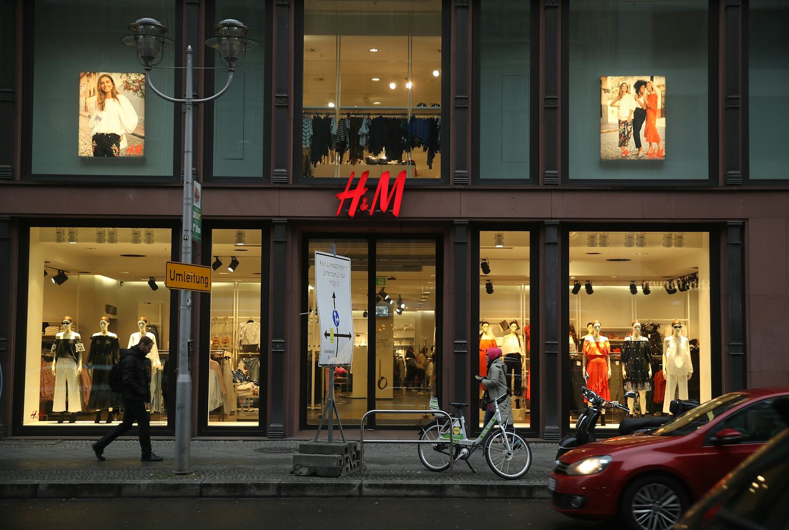 HM В Нью Йорке. Здание h&m. H M магазин. Лондон h&m.