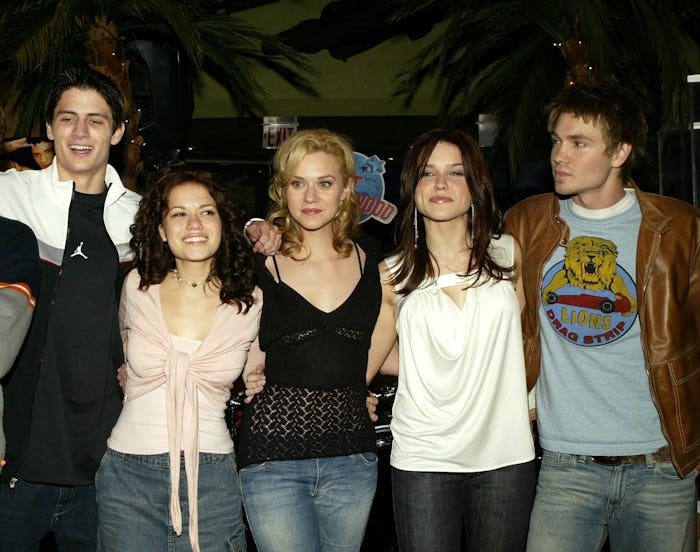 Hilarie Burton, Bethany Joy Lenz, Sophia Bush, James Lafferty, and Chad Michael Murray posing for a ...