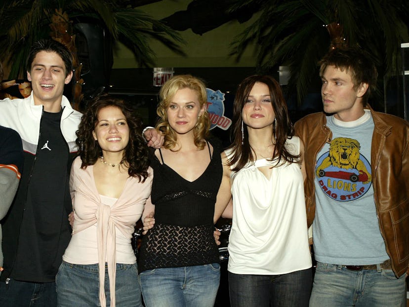 Hilarie Burton, Bethany Joy Lenz, Sophia Bush, James Lafferty, and Chad Michael Murray posing for a ...