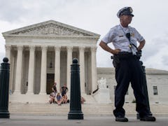 Police officer standing in front of the US Supreme Court