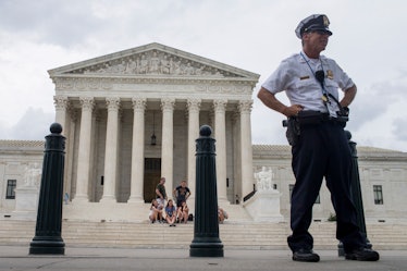 Police officer standing in front of the US Supreme Court