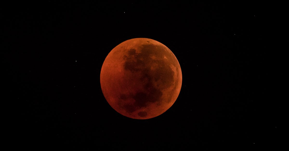 Photos Of The Full Blood Moon Show The Lunar Eclipse Was So Dramatic Photos Of The Full Blood Moon Show The Lunar Eclipse Was So Dramatic
