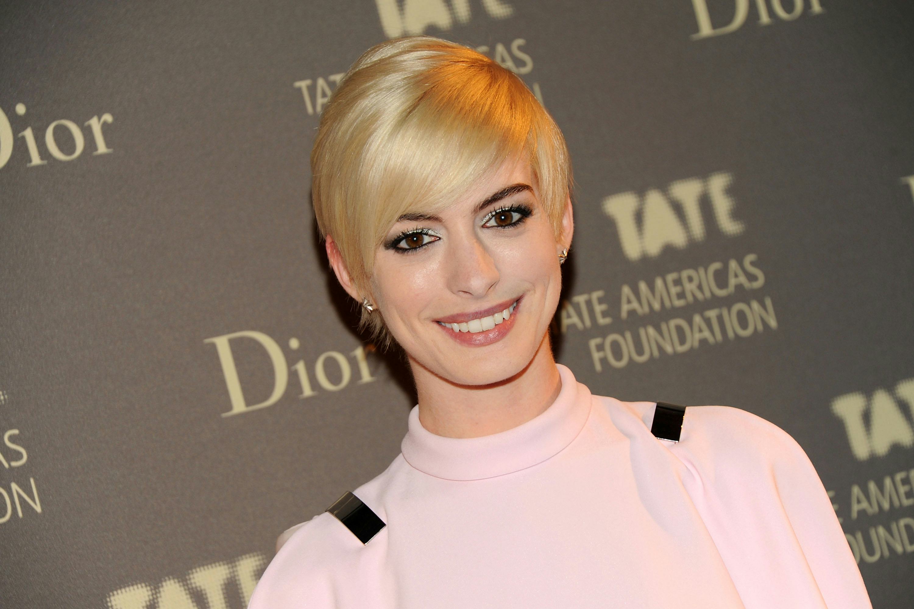 Is Anne Hathaway S Red Hair Real The Actor Swapped Hair Hues For