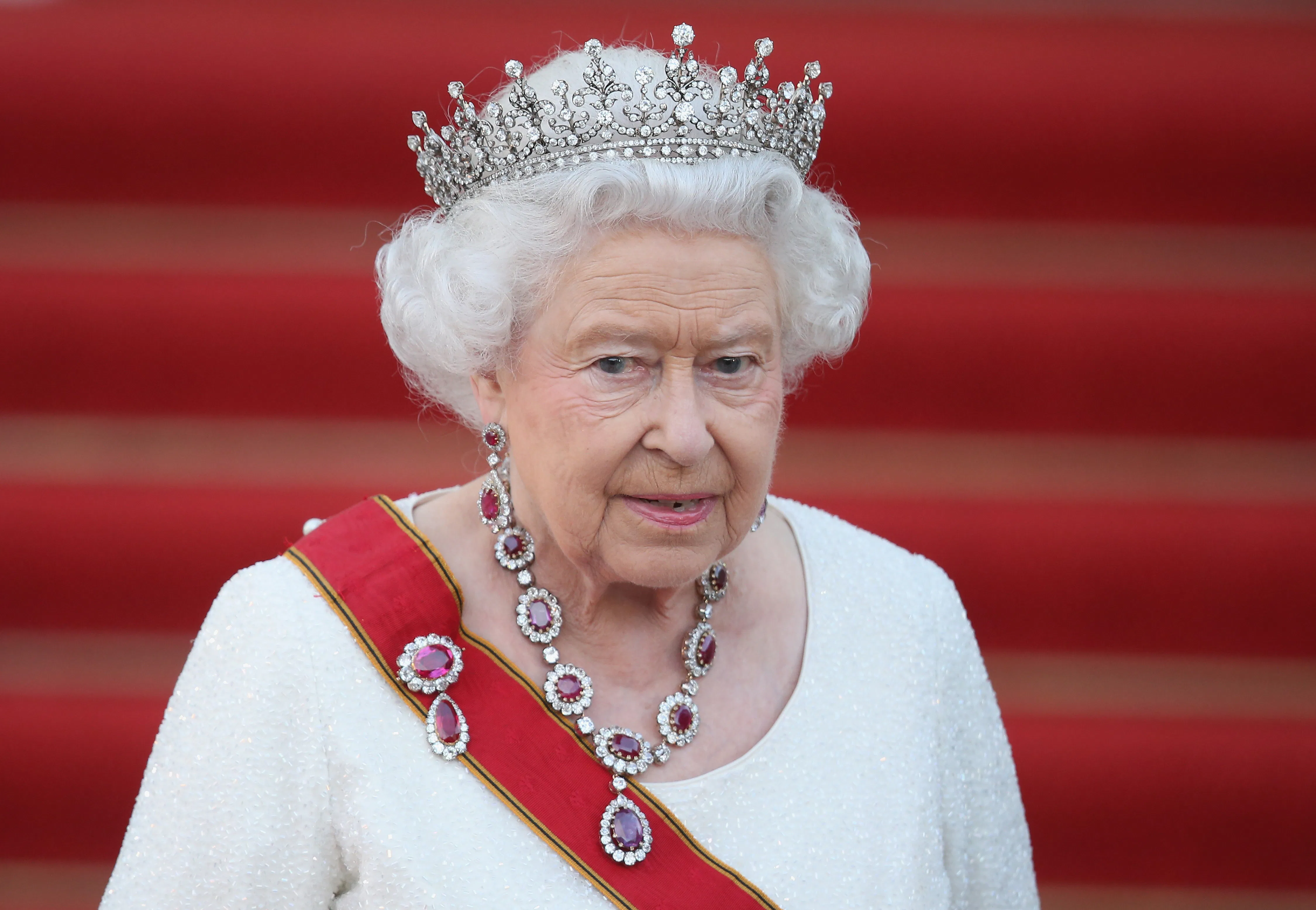 The Queen Is Hiring A Full-Time Staffer & The Job Perks Are Truly Fit ...