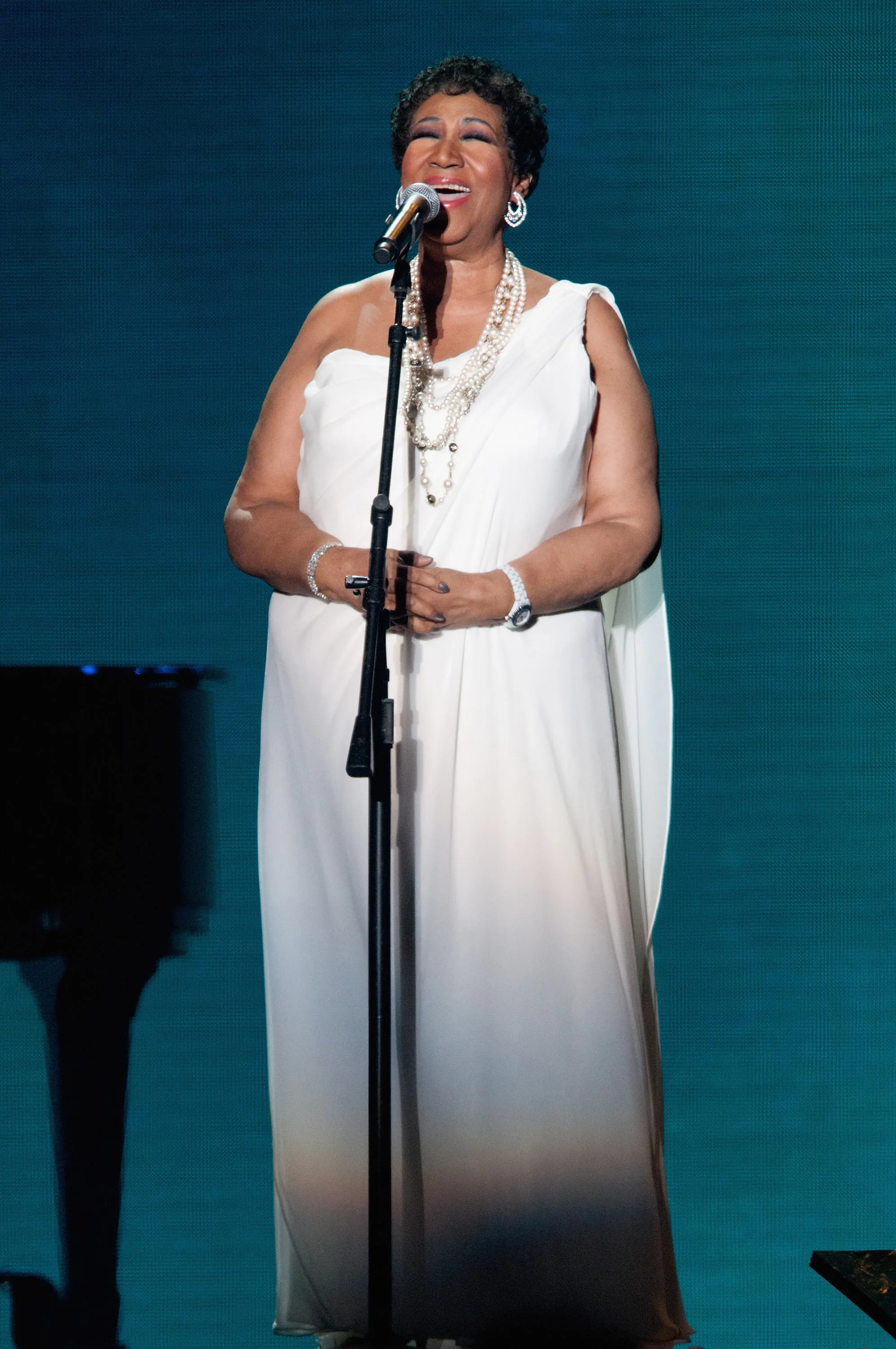 Aretha Franklin's 9 Best Fashion Moments Of The 2000s, Because She Was  Queen Of Soul & Style