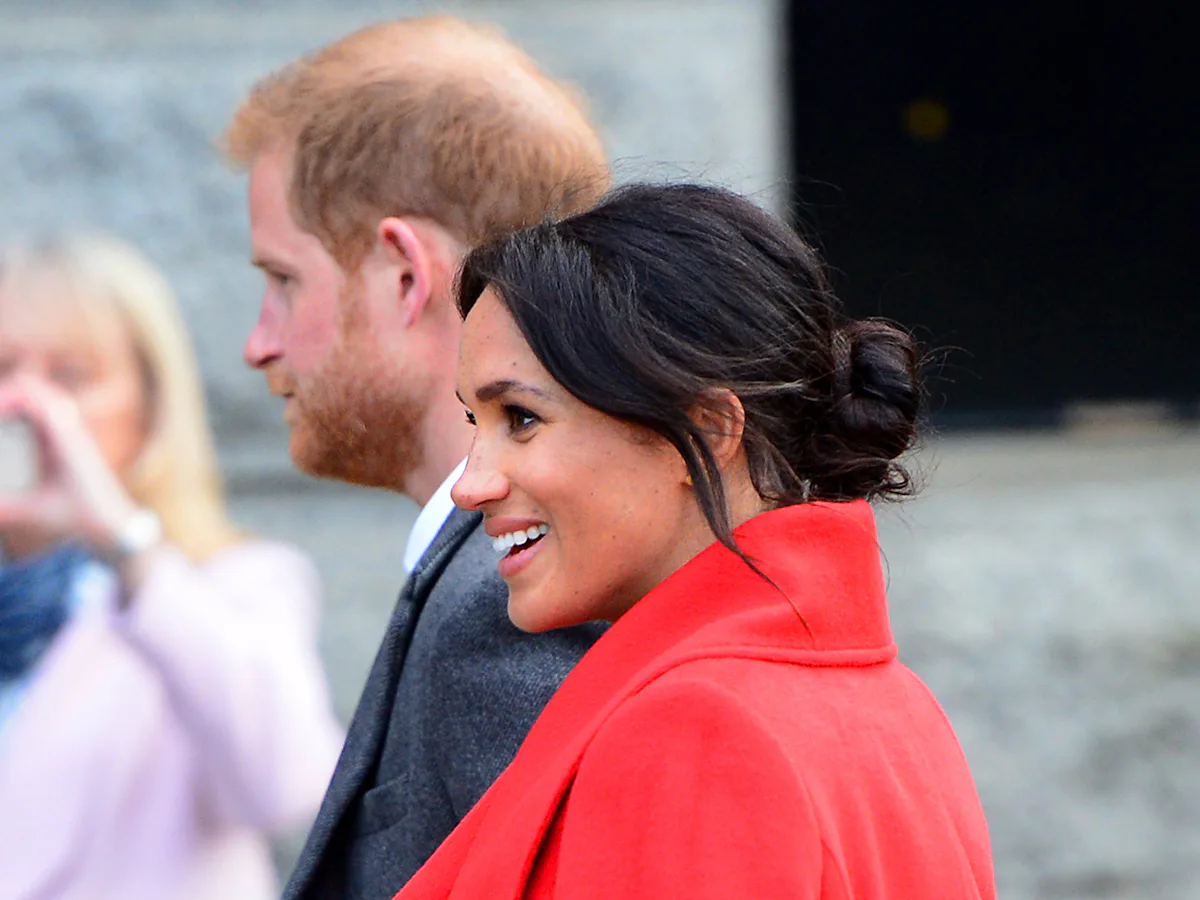 meghan markle purple dress red coat Meghan Markle's Aritizia purple dress is actually an old favorite from her pregnancy