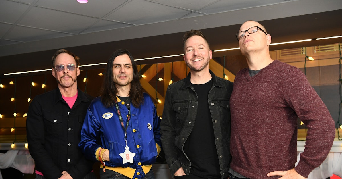 Download 15 Tweets About Weezer's "No Scrubs" Cover That Perfectly Sum Up Your Mixed Emotions