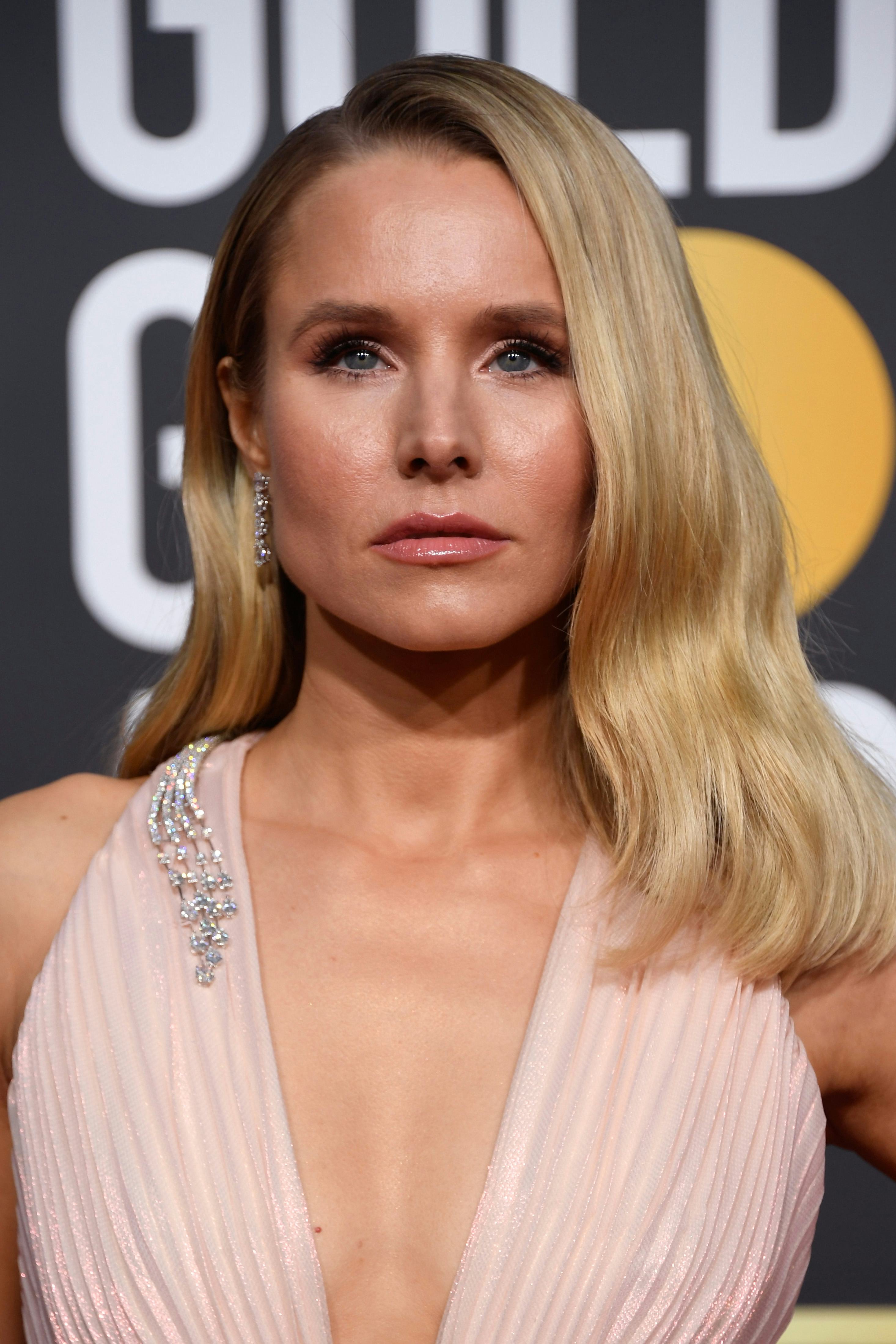 Kristen Bell & Dax Shepard's Red Carpet Poses On The Golden Globes Are