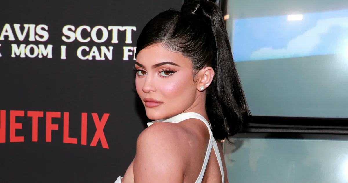 Kylie Jenner's Dress For The Bieber Wedding Looked Like Chic Gold Tin Foil Kylie Jenner's Dress For The Bieber Wedding Looked Like Chic Gold Tin Foil