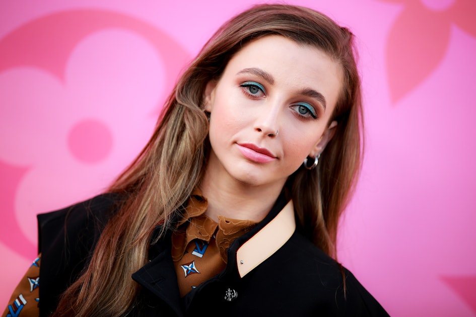 Emma Chamberlain Wasn't Even Alive in the '90s, But She Nailed the Hair and  Makeup — See the Photos