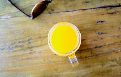 Un verre de jus d'orange sur une table en bois. Le jus d'orange est une boisson saine.