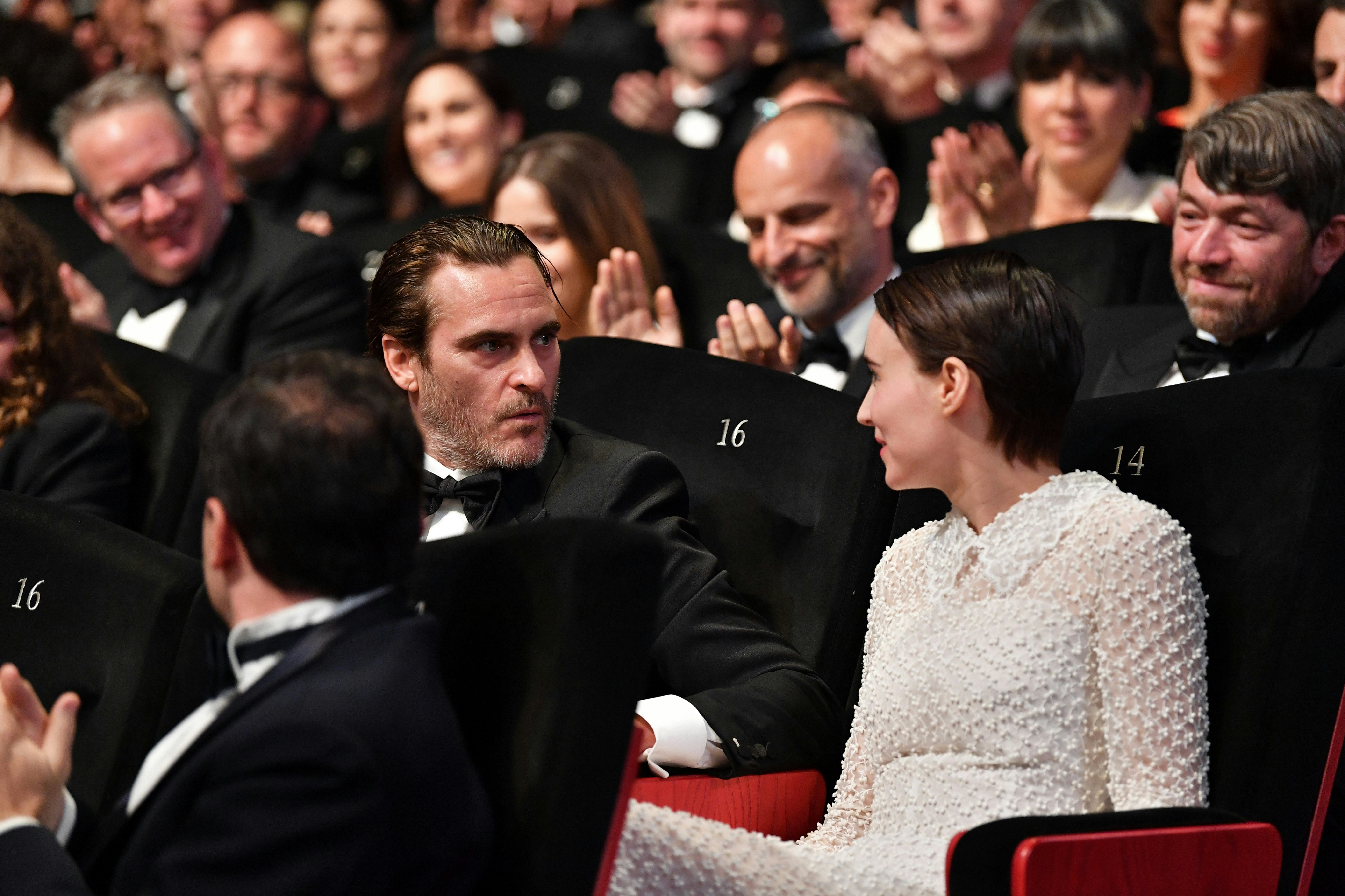 Хоакин феникс канны. Хоакин руни. Хоакин феникс. Хоакин и руни. Хоакин феникс и руни.