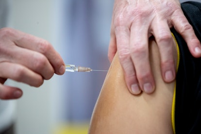 en person, der modtager en mæsling vaccination