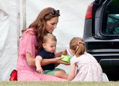 Kate Middleton breaks out tupperware of snacks for her kids. 