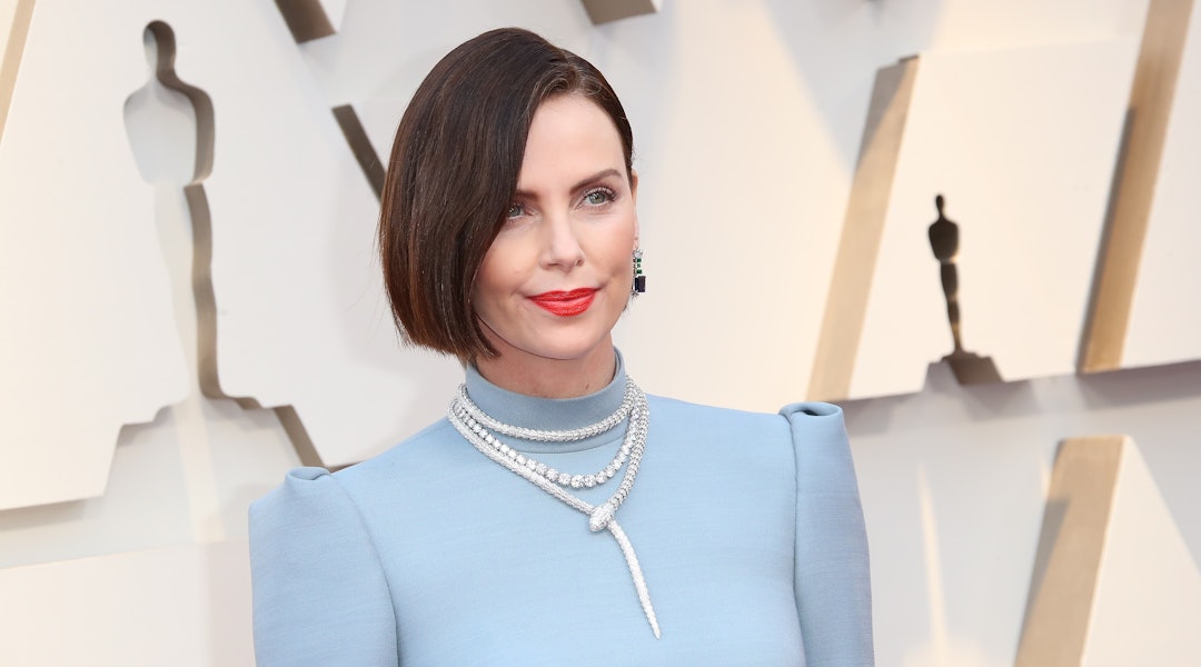 Charlize Theron S Blonde Pixie Cut Gives Her Iconic 2013 Hairstyle