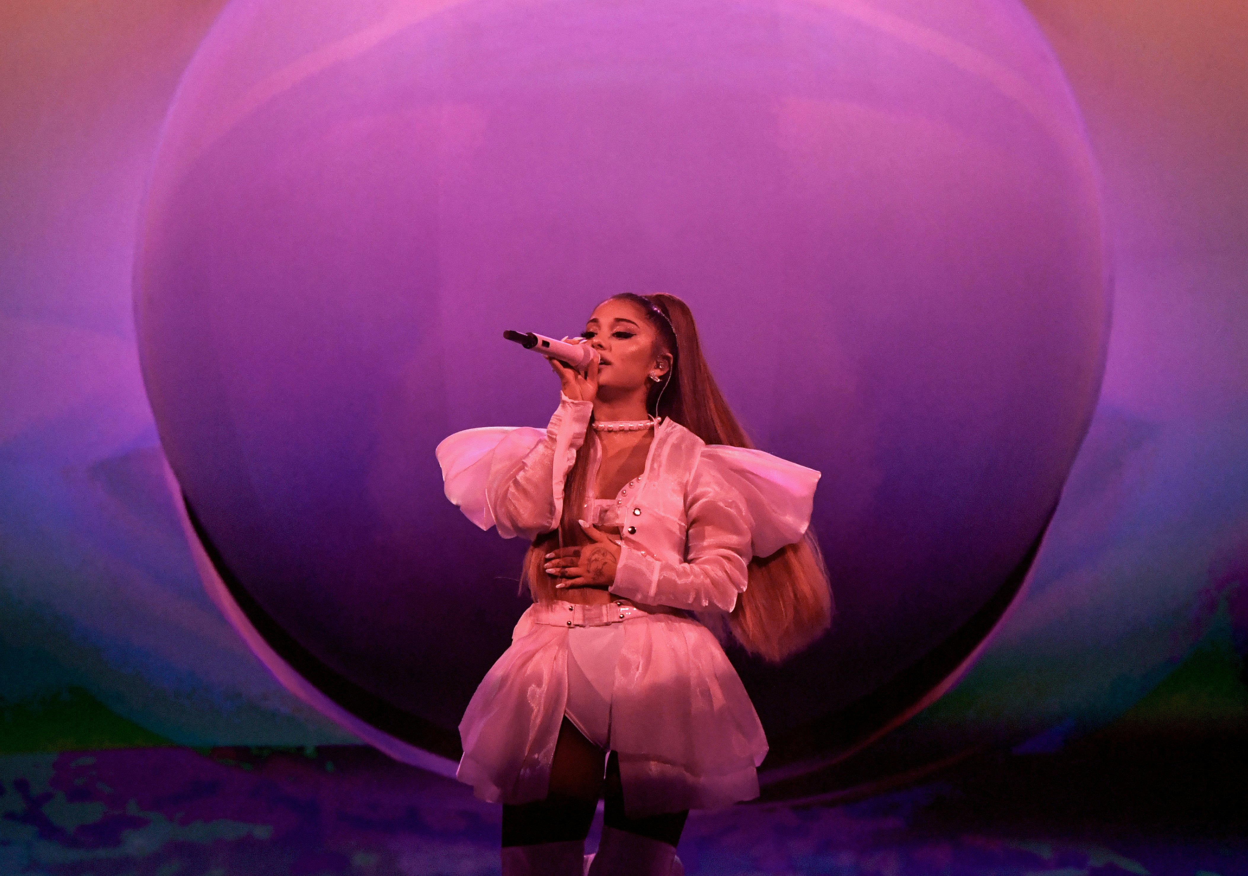 Will Ariana Grande Be At The 2019 Amas The Sweetener Tour