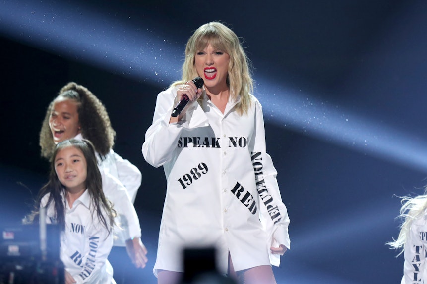 Taylor Swifts 2019 Ama Performance Was Full Of Surprises
