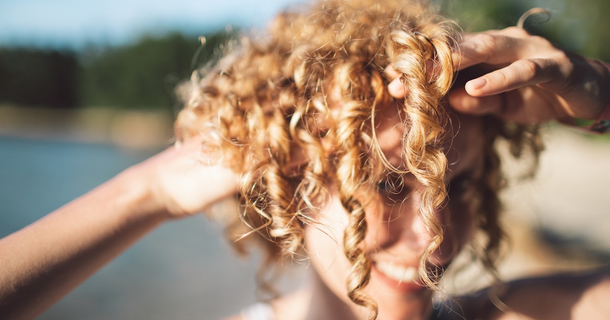How To Make The Sun Lighten Your Hair If You Want To Be Naturally