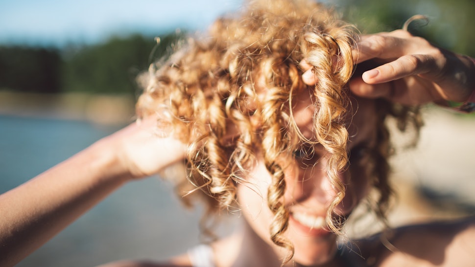 How To Make The Sun Lighten Your Hair If You Want To Be Naturally