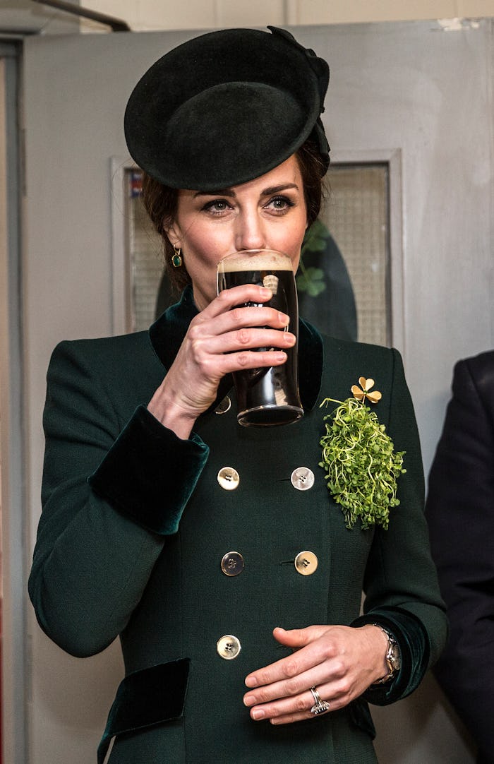  Kate Middleton reportedly had a moms' night out at a pub. 