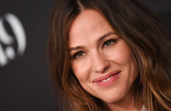 Jennifer Garner delights moms by wearing a robe to her daughter's bus stop.