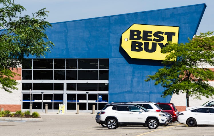 What Time Does Best Buy Open On Black Friday? It depends on your location.