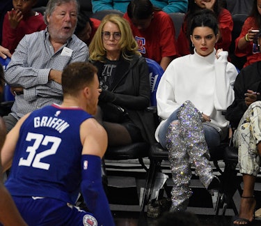 Kendall Jenner katsomassa Blake Griffinin pelaavan koripalloa