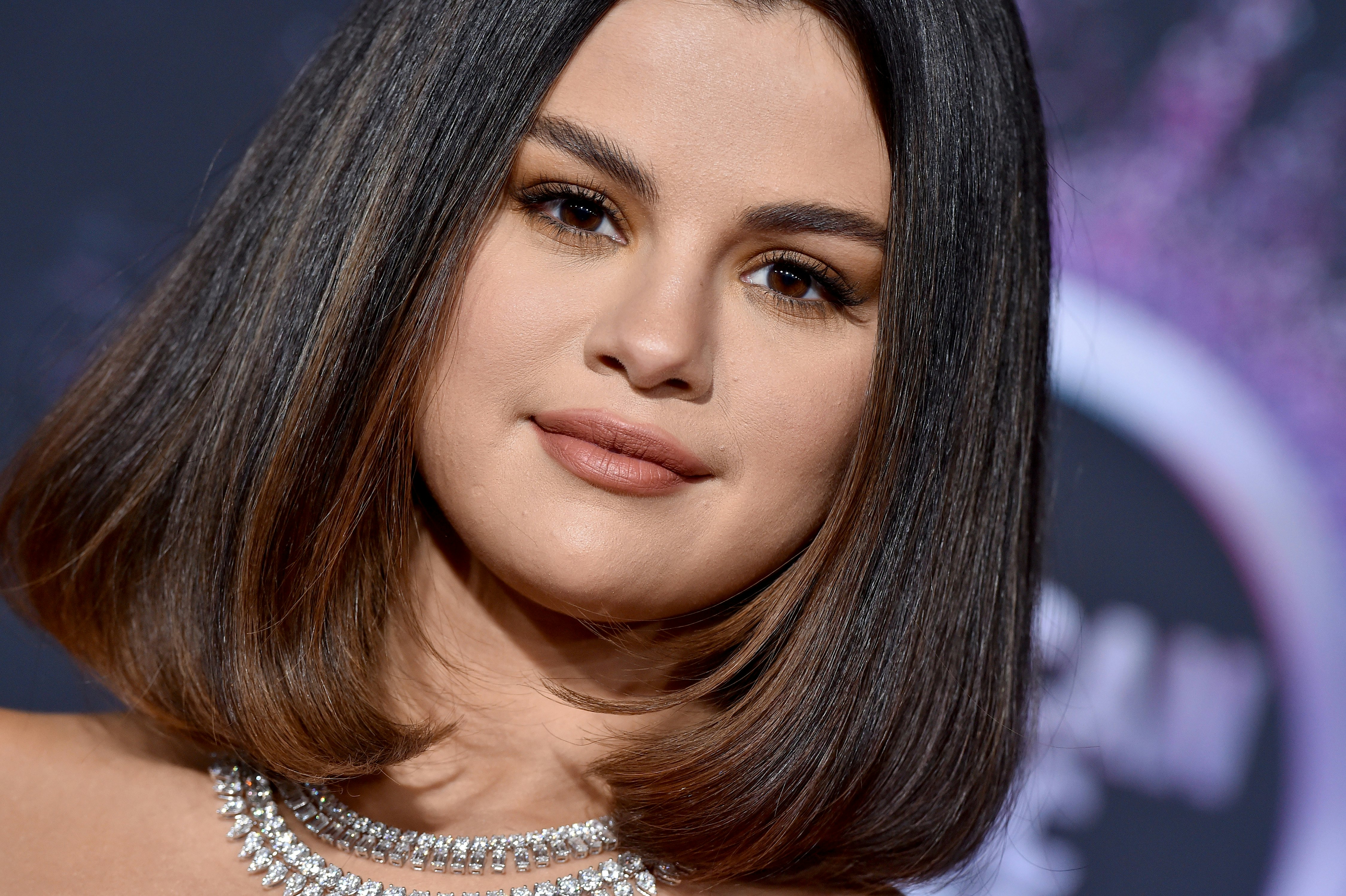 Selena Gomez S New Bangs Will Give You Serious Hair Fomo