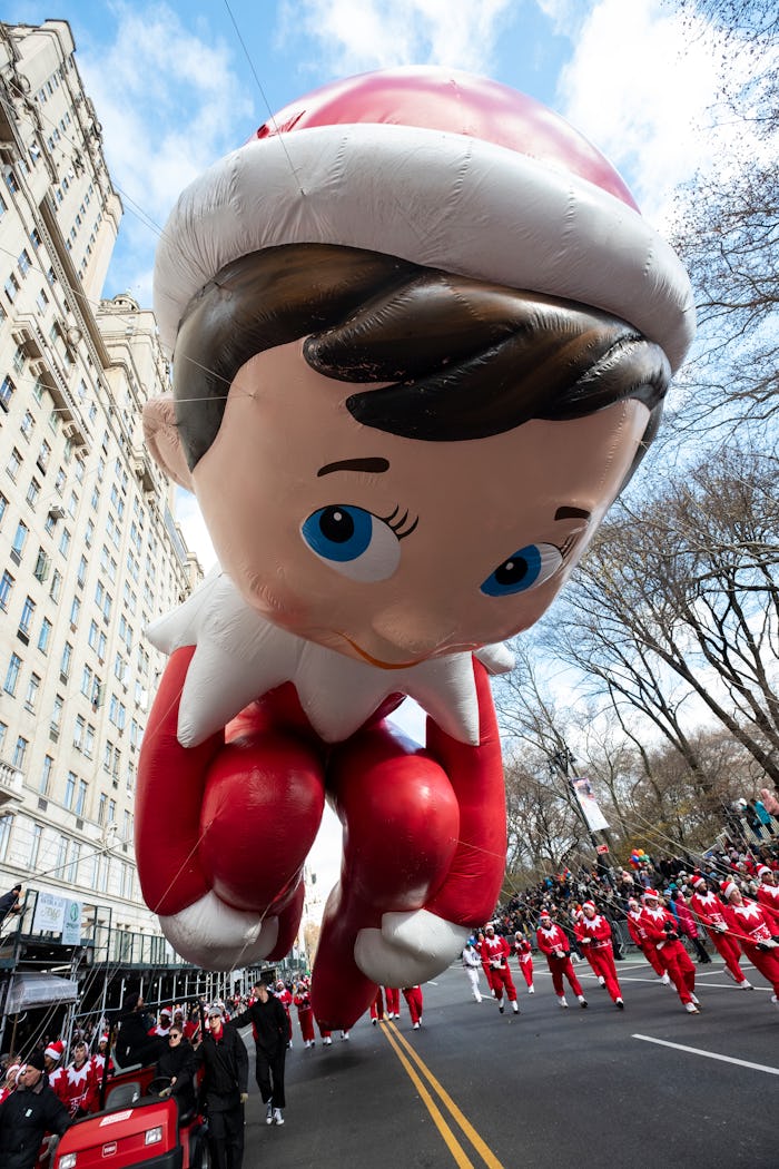 the elf on the shelf balloon in the thanksgiving day parade