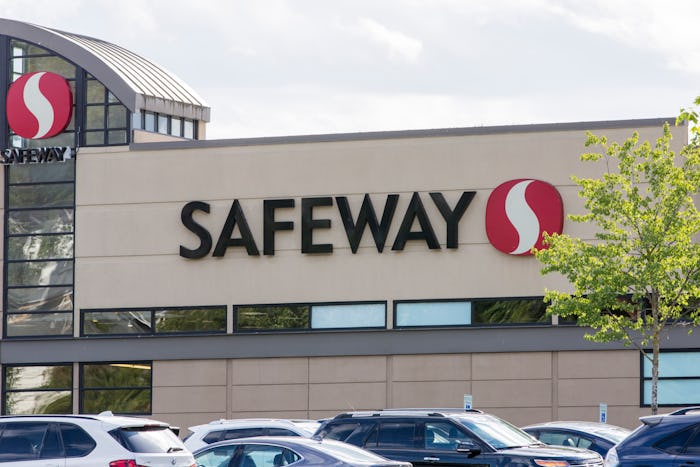 Safeway is one grocery store open on Christmas Day. 