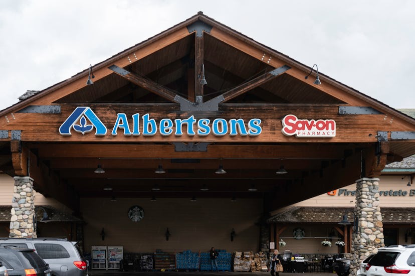 Albertsons is one grocery store open on Christmas Day. 