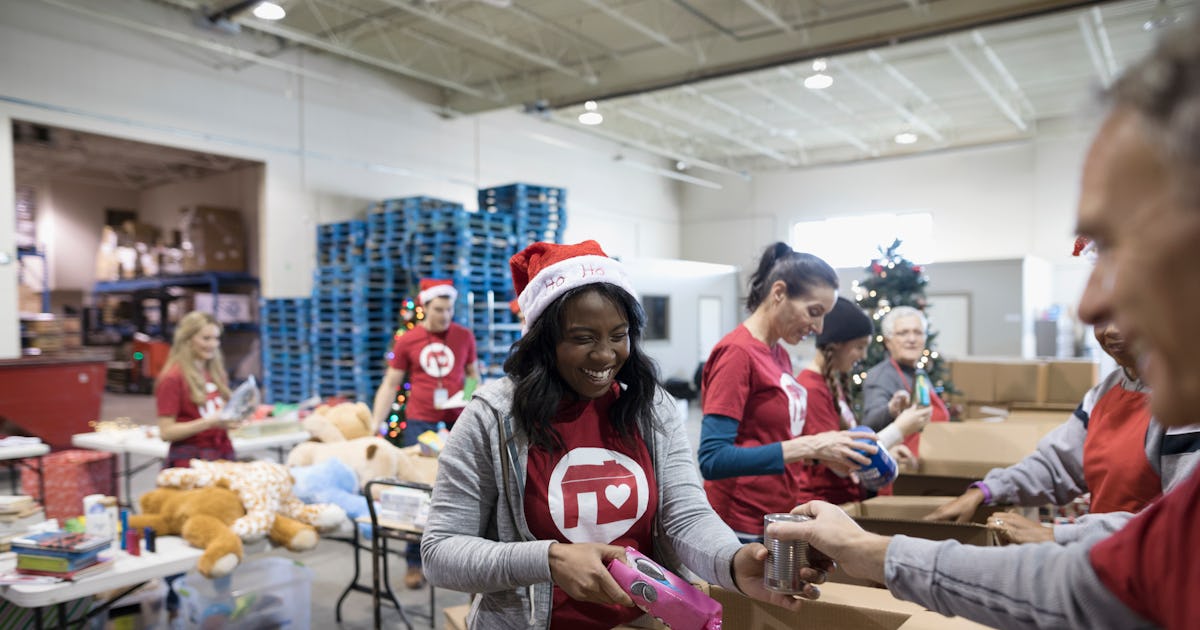 12 Places To Volunteer On Christmas Eve That Really Need Your Help Places To Volunteer On Christmas Day Near Me