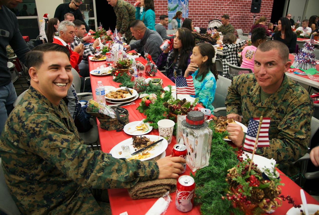 7 Places To Volunteer On Christmas Day To Help Spread Some Holiday Joy