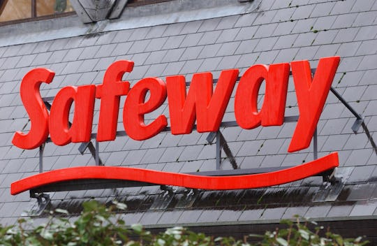 a safeway sign