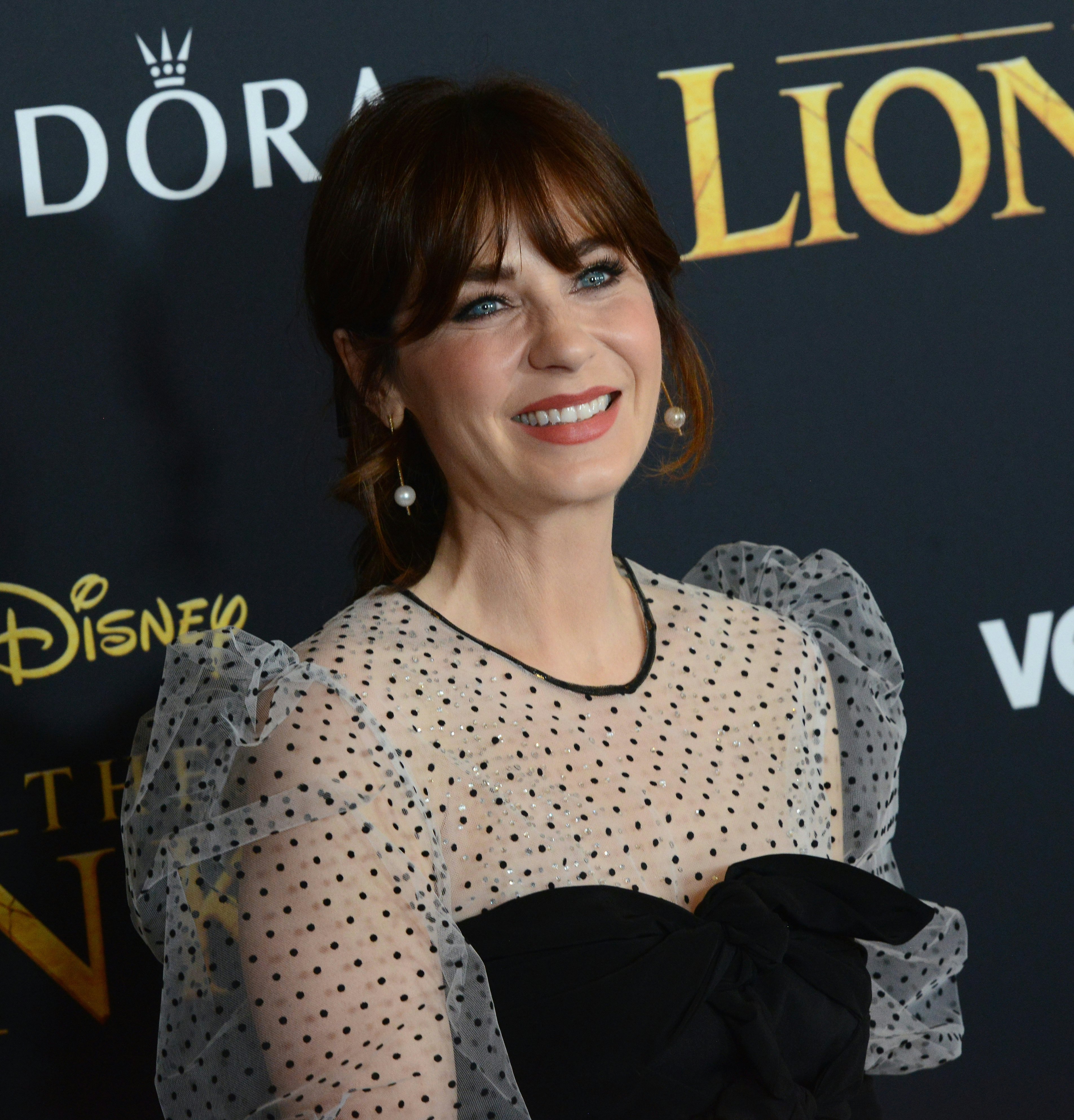 Zooey Deschanel S New Blonde Hair Is The Unexpected Warm Hue You