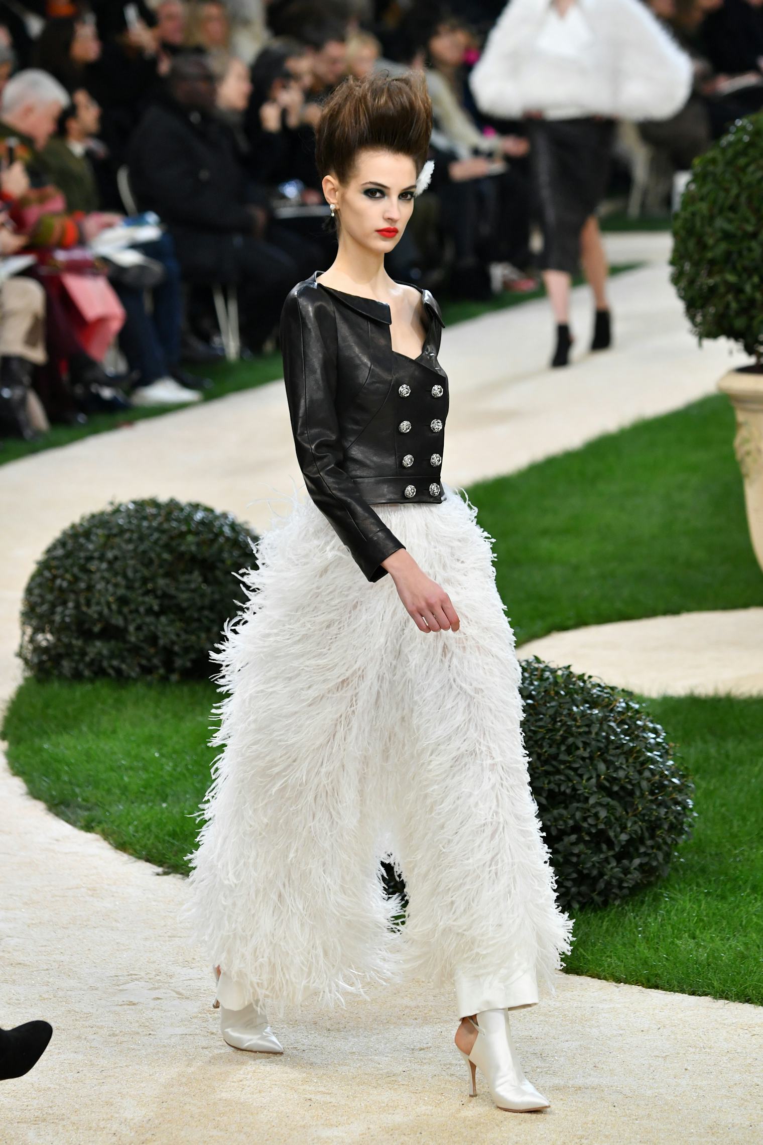 Photos From One Of Karl Lagerfeld's Last Chanel Shows Display His ...