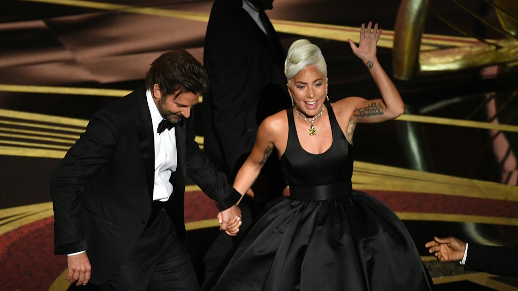 2019 奥斯卡颁奖典礼上 Lady Gaga 女神卡卡与布莱德利库柏深情对唱《一个巨星的诞生》原创歌曲〈Shallow〉。