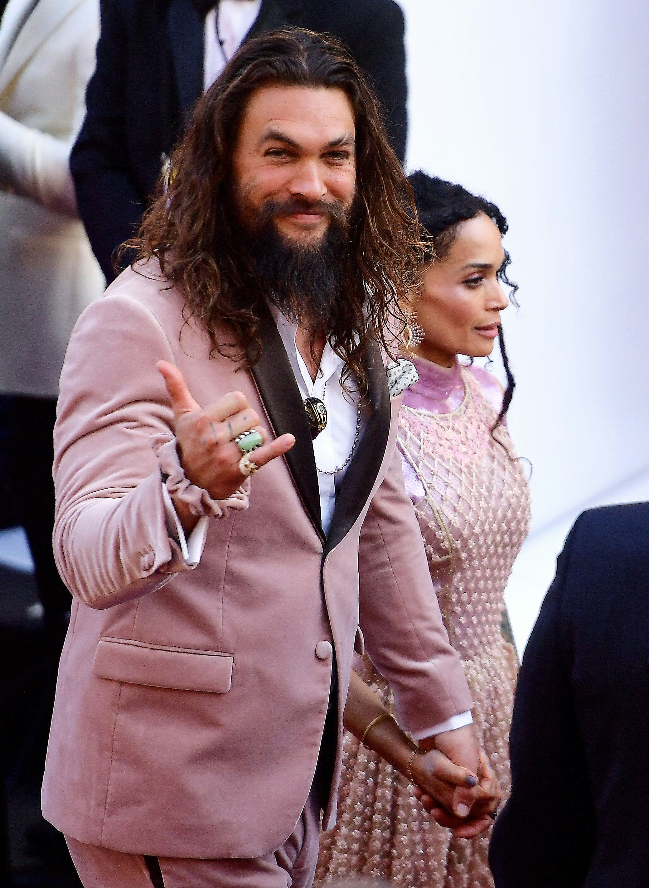 The Tweets About Jason Momoa S Scrunchie At The 2019 Oscars Are So