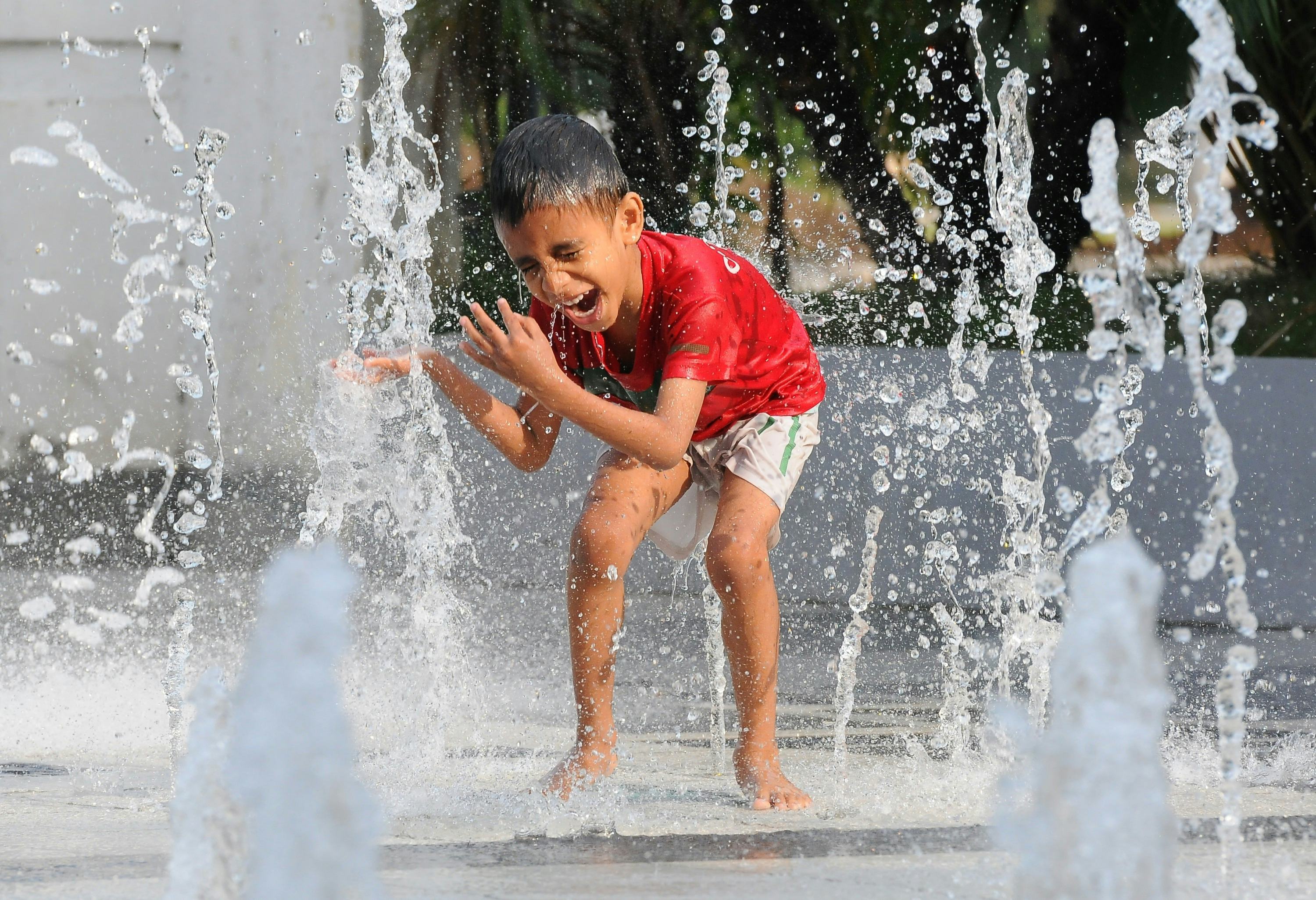 Why Do Kids Love Playing In Water So Much? Experts Explain This ...