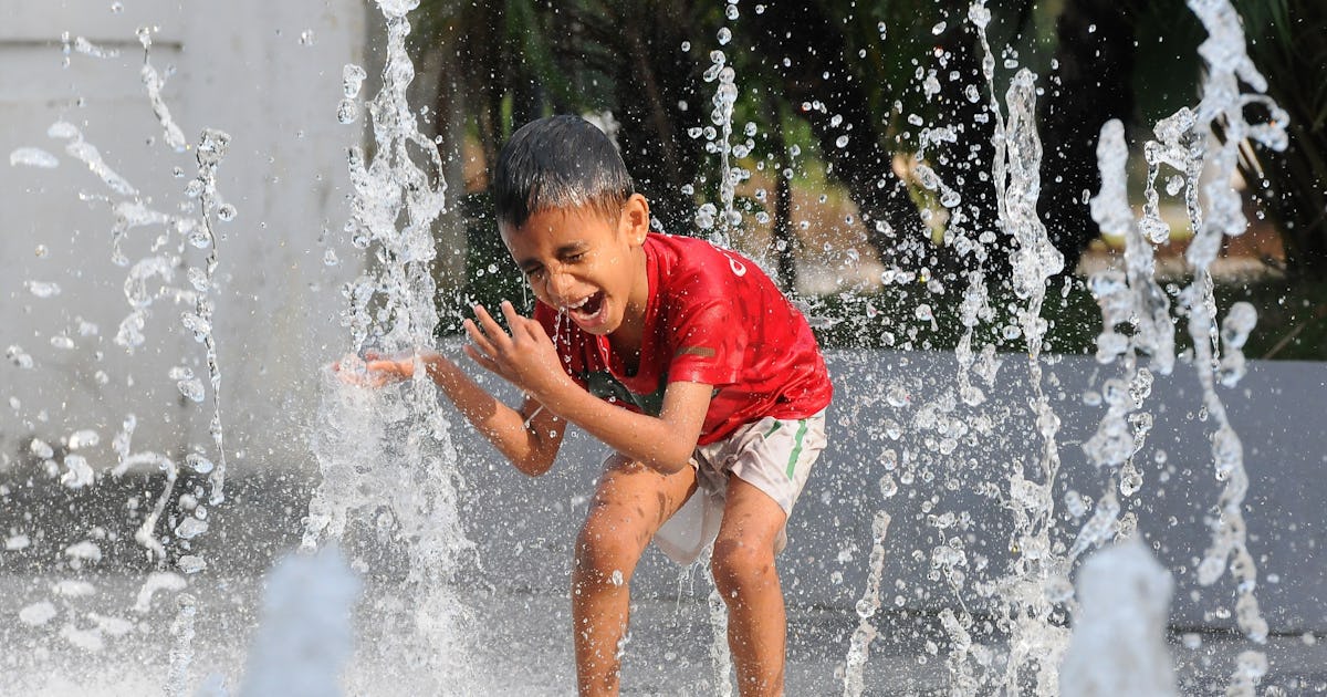 Why Do Kids Love Playing In Water So Much? Experts Explain This ...