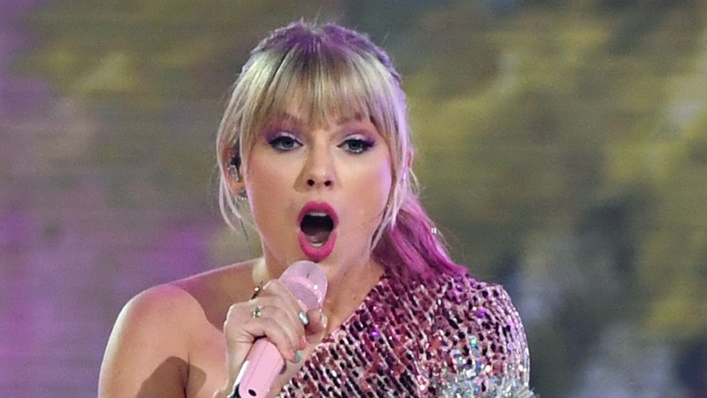 Taylor Swift S New Blue Hair Perfectly Complimented Her Dress On