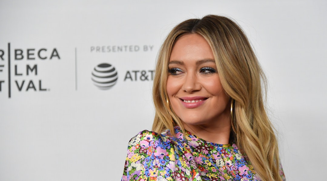 Hilary Duff S New Bangs Are A Serious Throwback Amp You Ll